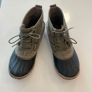 Sorel Out and About Booties Forest Green Size 8